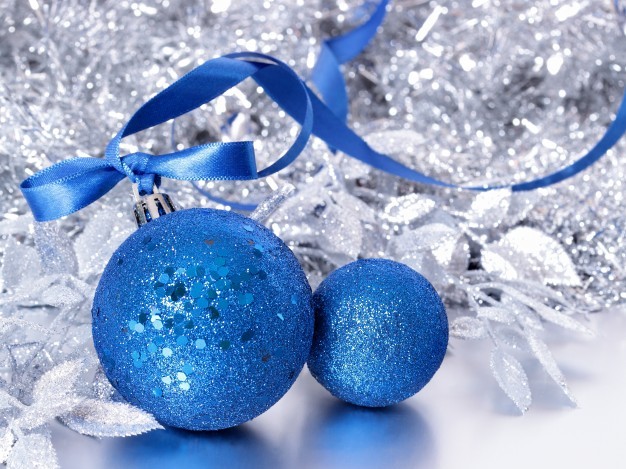 Синие шары на елку. Синий шар на елке. Голубые новогодние шары. Новогодние шары на голубом фоне. Новогодние шары синего цвета.